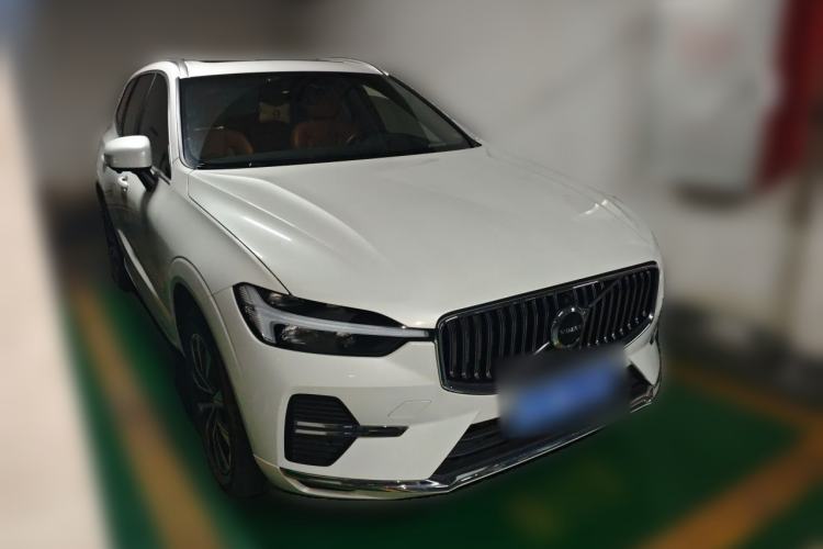 Used Volvo XC60 2023 B5 4x4 Smart Luxury Edition Front Right 45 Deg