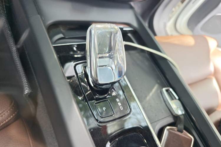 Used Volvo XC60 2023 B5 4x4 Smart Luxury Edition Gear Lever
