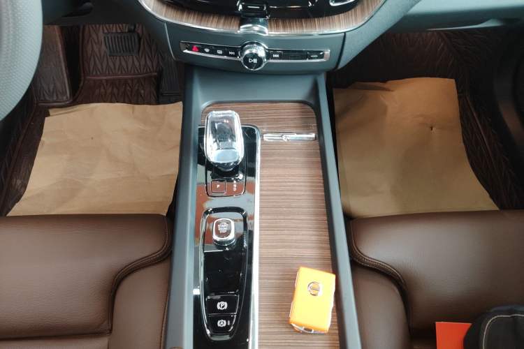 Used Volvo XC60 2023 B5 4x4 Smart Luxury Edition Gear Lever