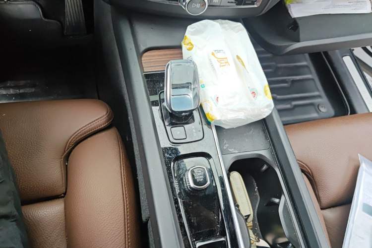 Used Volvo XC60 2023 B5 4x4 Smart Luxury Edition Gear Lever