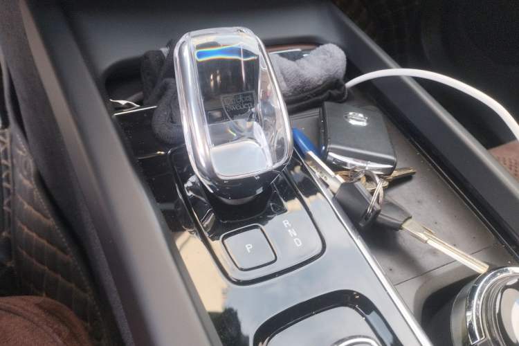 Used Volvo XC60 2023 B5 4x4 Smart Luxury Edition Gear Lever