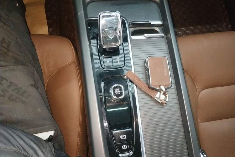 Used Volvo XC60 2023 B5 4x4 Smart Luxury Edition Gear Lever