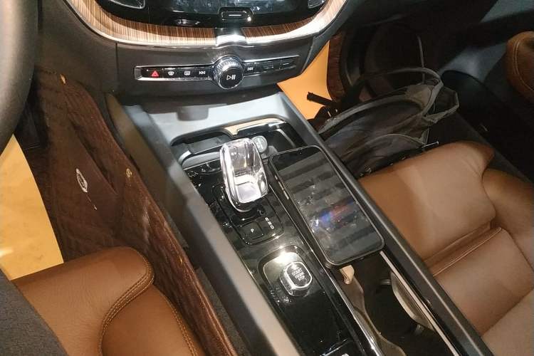 Used Volvo XC60 2023 B5 4x4 Smart Luxury Edition Gear Lever