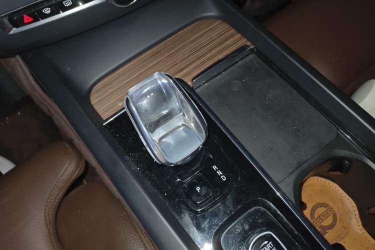 Used Volvo XC60 2023 B5 4x4 Smart Luxury Edition Gear Lever