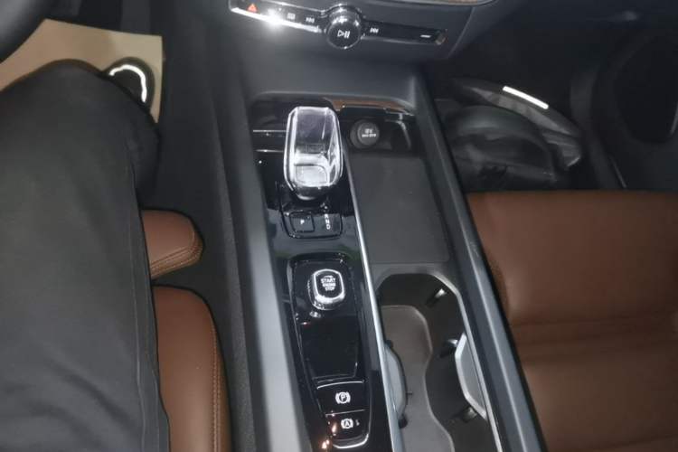 Used Volvo XC60 2023 B5 4x4 Smart Luxury Edition Gear Lever