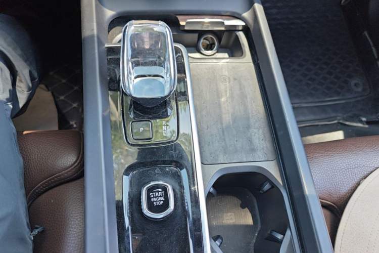 Used Volvo XC60 2023 B5 4x4 Smart Luxury Edition Gear Lever