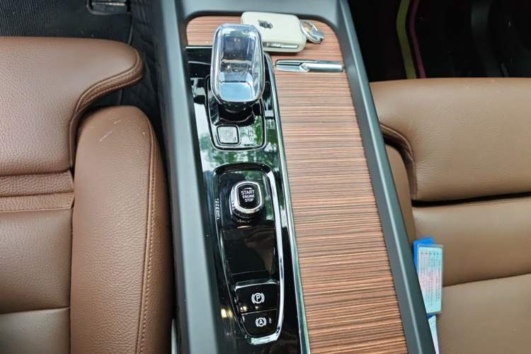 Used Volvo XC60 2023 B5 4x4 SmartDrive Sport Edition Gear Lever