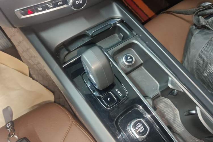 Used Volvo XC60 2023 B5 4x4 Smart Luxury Edition Gear Lever