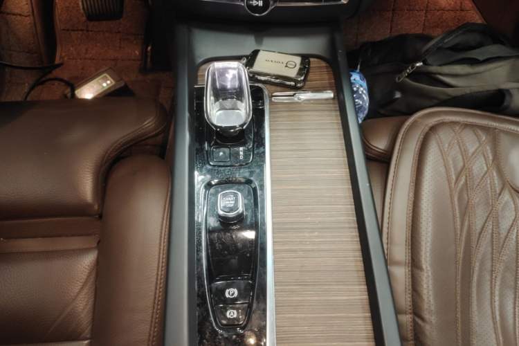 Used Volvo XC60 2023 B5 4x4 Smart Luxury Edition Gear Lever