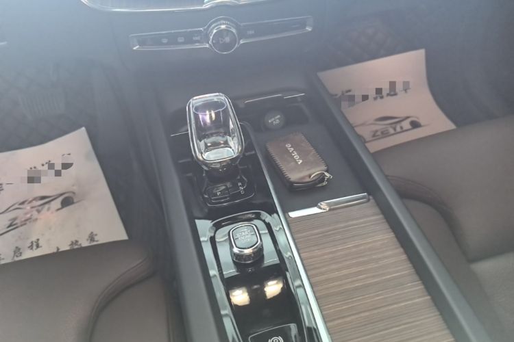 Used Volvo XC60 2023 B5 4x4 Smart Luxury Edition Gear Lever
