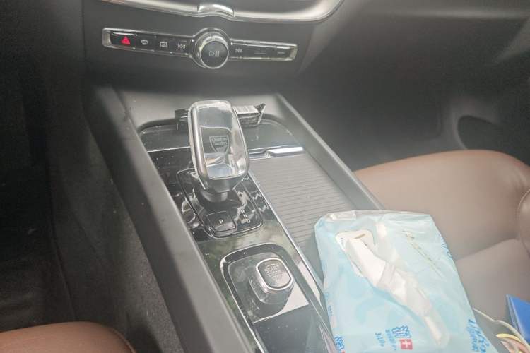 Used Volvo XC60 2023 B5 4x4 Smart Luxury Edition Gear Lever