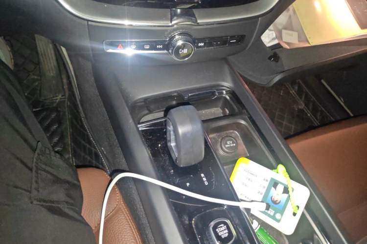 Used Volvo XC60 2023 B5 4x4 Smart Luxury Edition Gear Lever