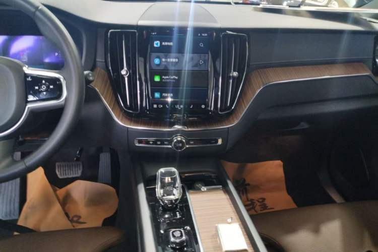 Used Volvo XC60 2023 B5 4x4 Smart Luxury Edition Gear Lever