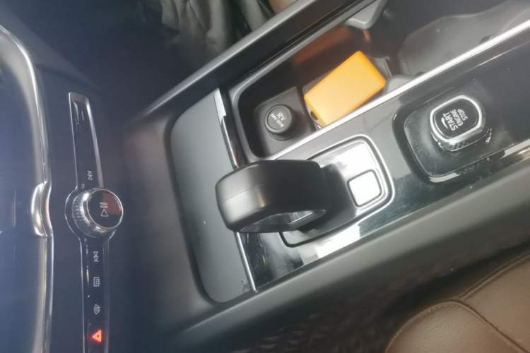 Used Volvo XC60 2023 B5 4x4 Smart Luxury Edition Gear Lever