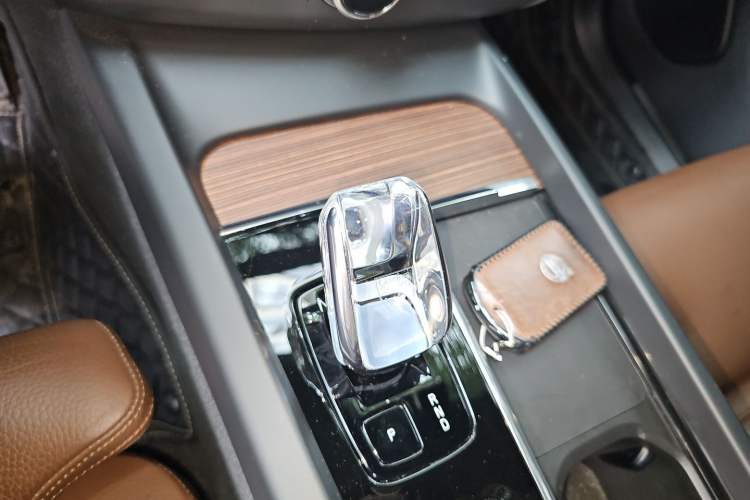Used Volvo XC60 2023 B5 4x4 Smart Luxury Edition Gear Lever