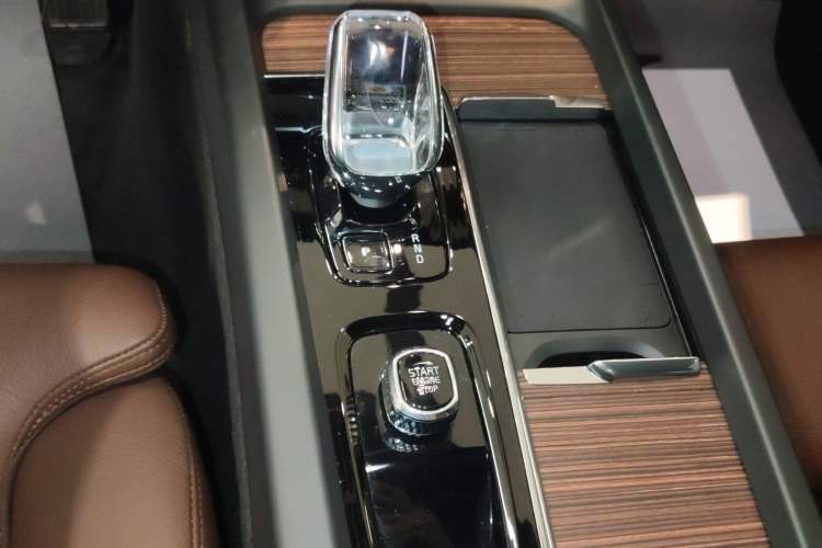 Used Volvo XC60 2023 B5 4x4 Smart Luxury Edition Gear Lever