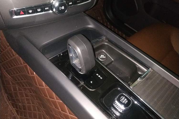 Used Volvo XC60 2023 B5 4x4 Smart Luxury Edition Gear Lever