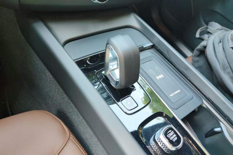 Used Volvo XC60 2023 B5 4x4 Smart Luxury Edition Gear Lever