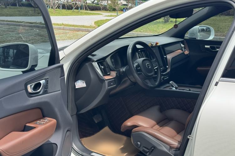 Used Volvo XC60 2023 B5 4x4 Smart Luxury Edition Interior 1