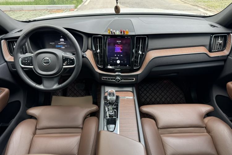 Used Volvo XC60 2023 B5 4x4 Smart Luxury Edition Interior 1