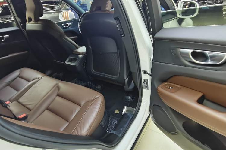 Used Volvo XC60 2023 B5 4x4 Smart Luxury Edition Interior 10