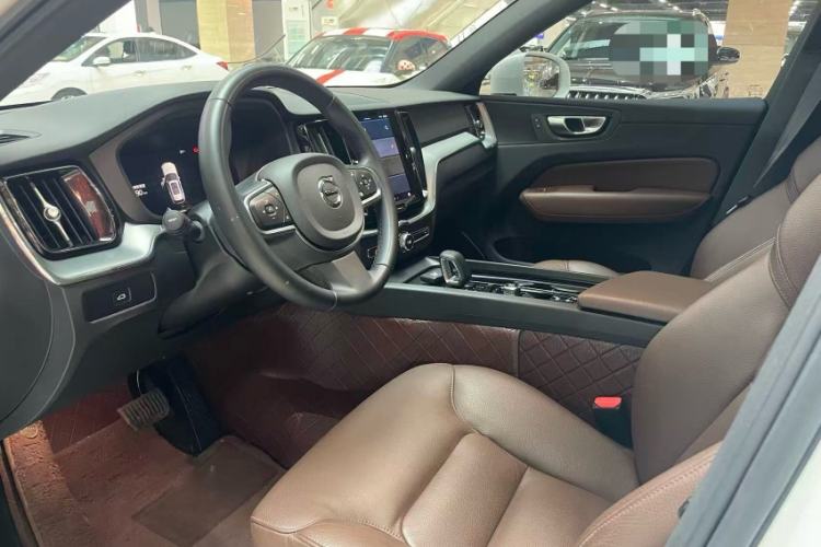 Used Volvo XC60 2023 B5 4x4 Smart Luxury Edition Interior 2