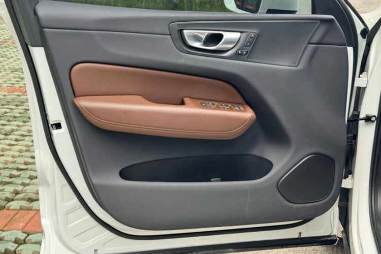 Used Volvo XC60 2023 B5 4x4 Smart Luxury Edition Interior 2