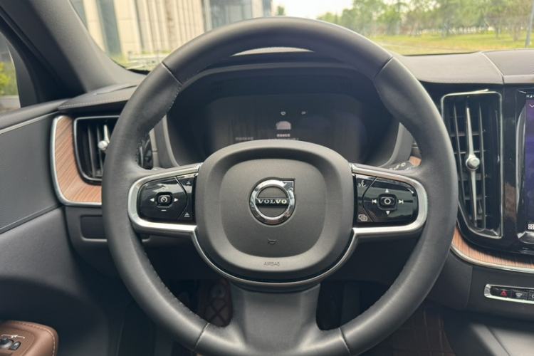 Used Volvo XC60 2023 B5 4x4 Smart Luxury Edition Interior 2
