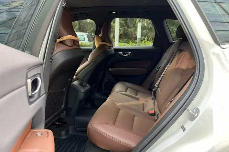 Used Volvo XC60 2023 B5 4x4 Smart Luxury Edition Interior 2