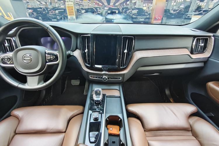 Used Volvo XC60 2023 B5 4x4 Smart Luxury Edition Interior 2