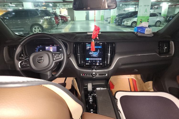 Used Volvo XC60 2023 B5 4x4 Smart Luxury Edition Interior 2