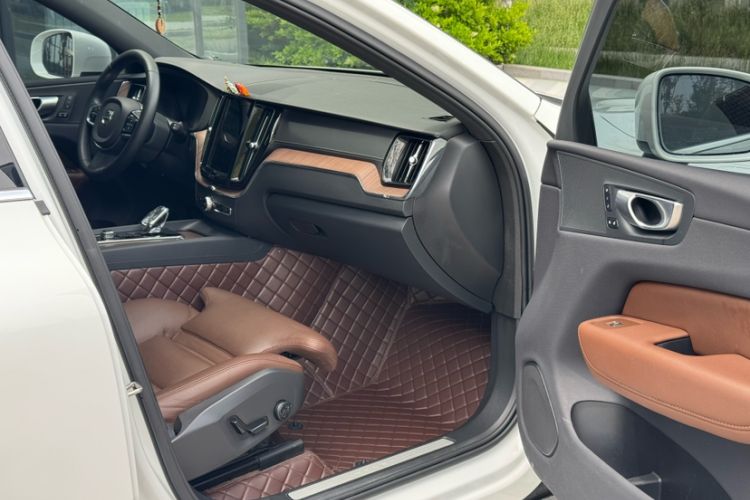 Used Volvo XC60 2023 B5 4x4 Smart Luxury Edition Interior 3