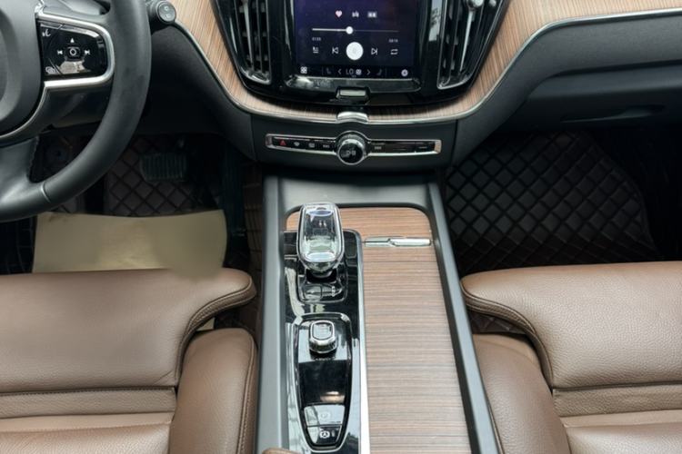Used Volvo XC60 2023 B5 4x4 Smart Luxury Edition Interior 3
