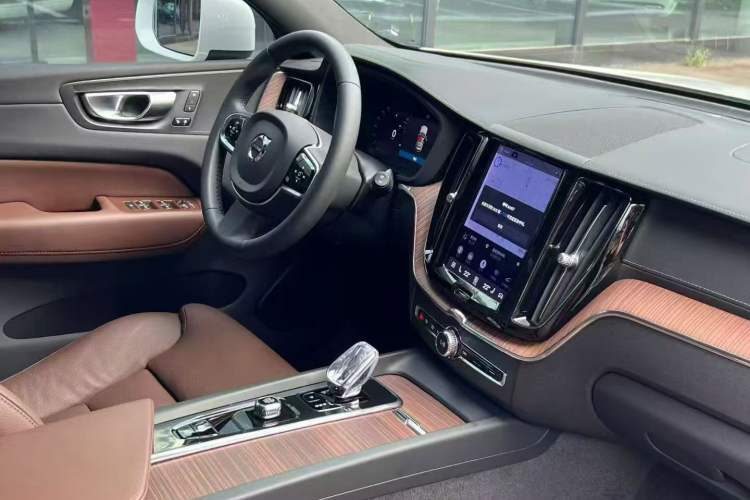 Used Volvo XC60 2023 B5 4x4 Smart Luxury Edition Interior 3