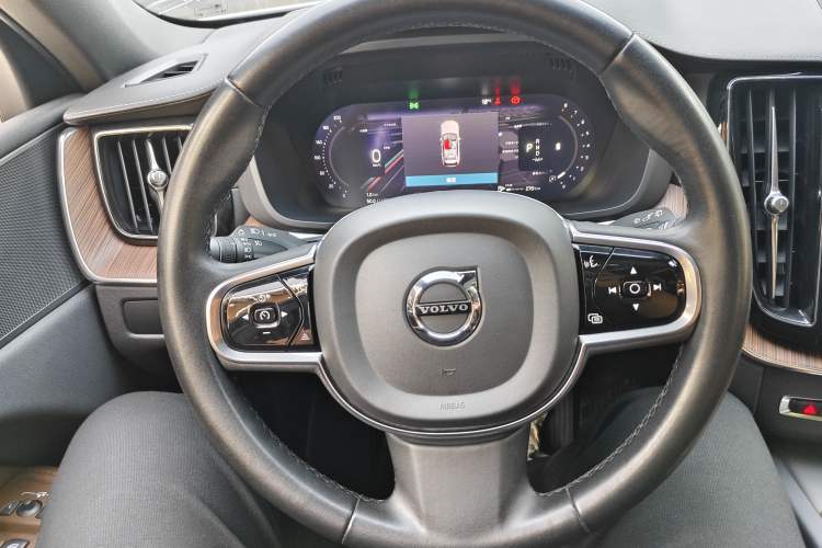 Used Volvo XC60 2023 B5 4x4 Smart Luxury Edition Interior 3