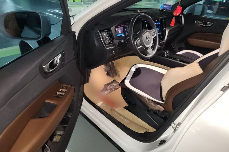Used Volvo XC60 2023 B5 4x4 Smart Luxury Edition Interior 3