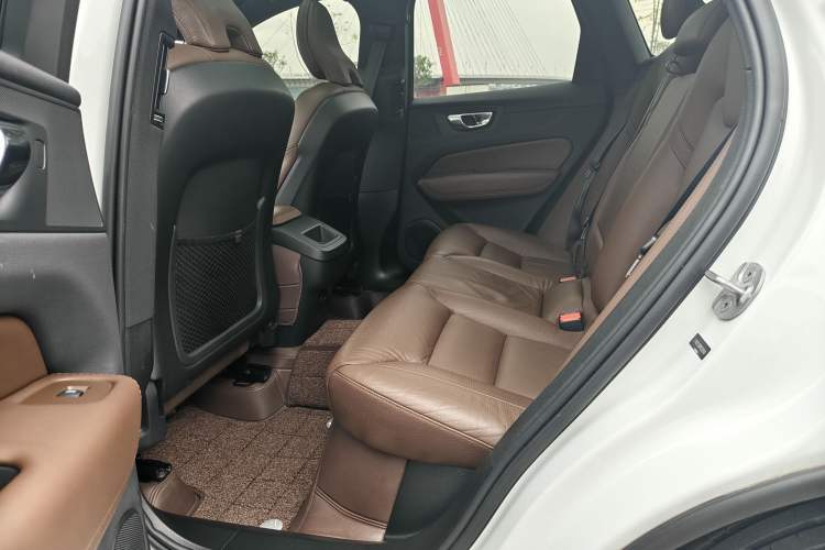 Used Volvo XC60 2023 B5 4x4 Smart Luxury Edition Interior 3
