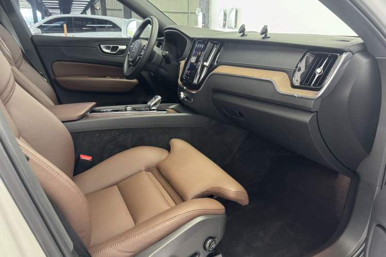 Used Volvo XC60 2023 B5 4x4 Smart Luxury Edition Interior 3