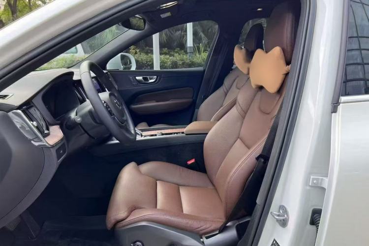 Used Volvo XC60 2023 B5 4x4 Smart Luxury Edition Interior 4