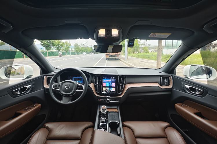 Used Volvo XC60 2023 B5 4x4 Smart Luxury Edition Interior 4
