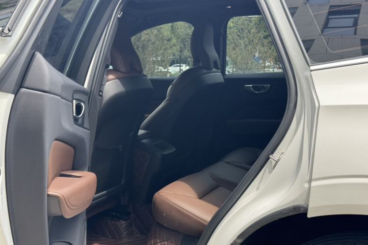 Used Volvo XC60 2023 B5 4x4 Smart Luxury Edition Interior 5