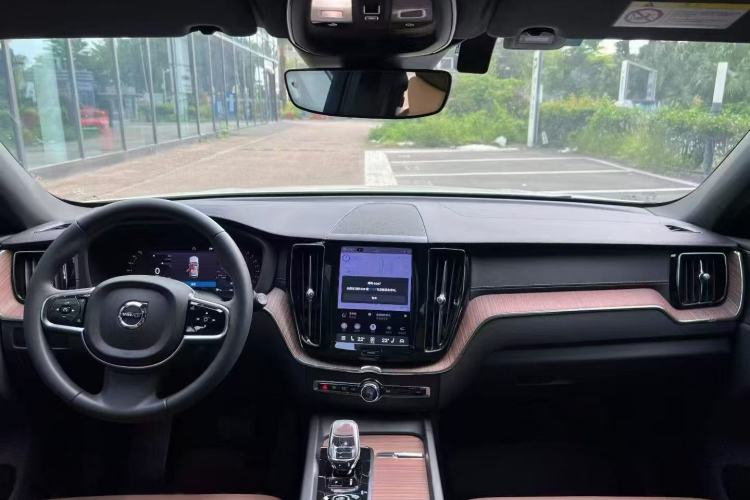 Used Volvo XC60 2023 B5 4x4 Smart Luxury Edition Interior 5