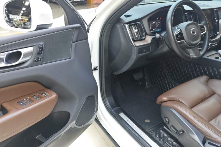 Used Volvo XC60 2023 B5 4x4 Smart Luxury Edition Interior 5
