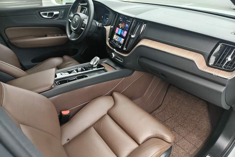 Used Volvo XC60 2023 B5 4x4 Smart Luxury Edition Interior 5