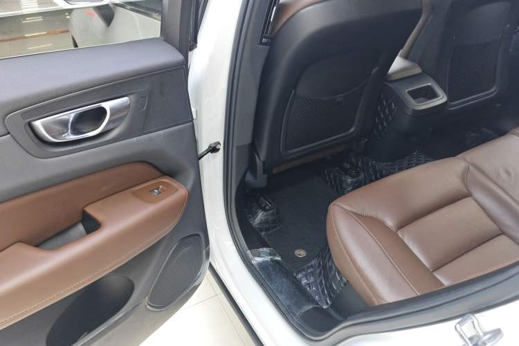Used Volvo XC60 2023 B5 4x4 Smart Luxury Edition Interior 6