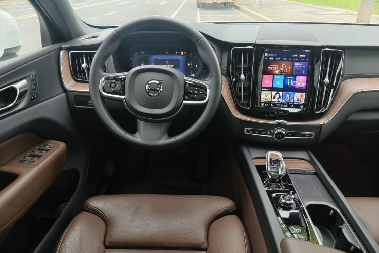 Used Volvo XC60 2023 B5 4x4 Smart Luxury Edition Interior 6