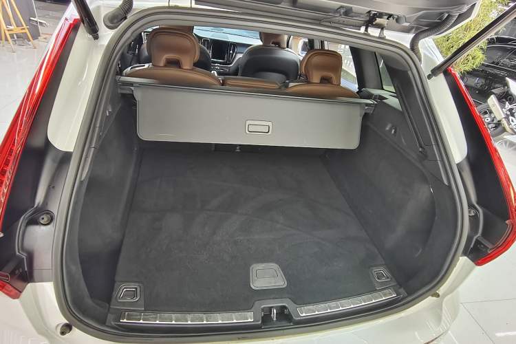 Used Volvo XC60 2023 B5 4x4 Smart Luxury Edition Interior 8