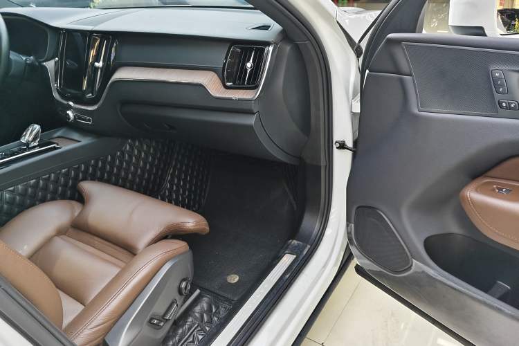 Used Volvo XC60 2023 B5 4x4 Smart Luxury Edition Interior 9