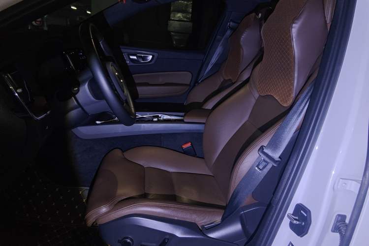 Used Volvo XC60 2023 B5 4x4 Smart Luxury Edition Left Front Seat