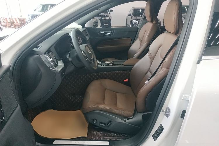 Used Volvo XC60 2023 B5 4x4 Smart Luxury Edition Left Front Seat